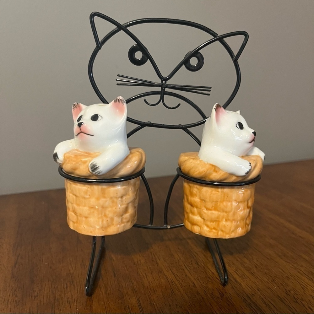 Vintage sarsaparilla kitten salt and pepper shakers.